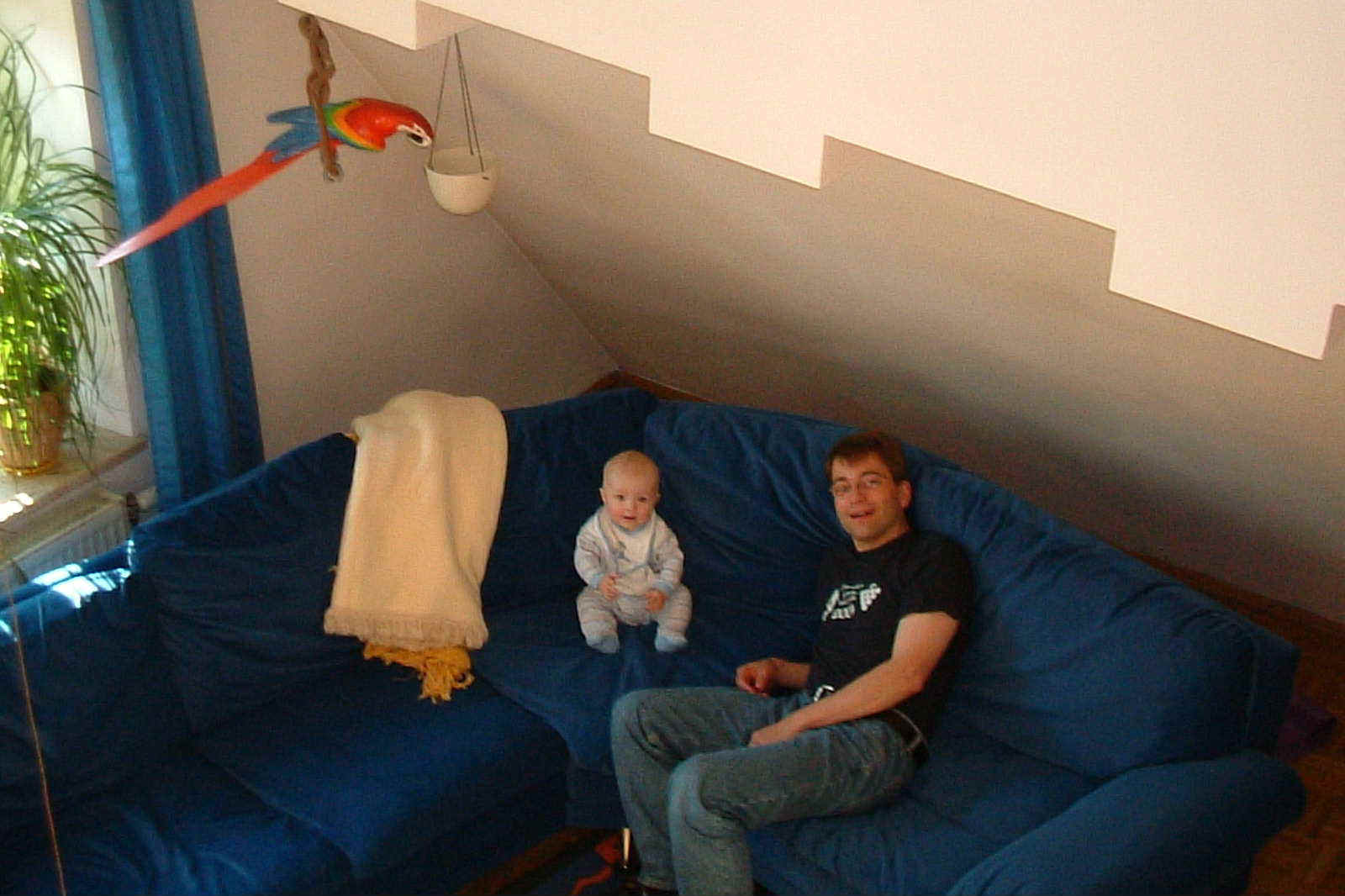 8- DSCF0074 Aidan and Chr on couch.JPG (116798 bytes)